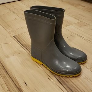 NWOT gray shorty rain boots. Size 8